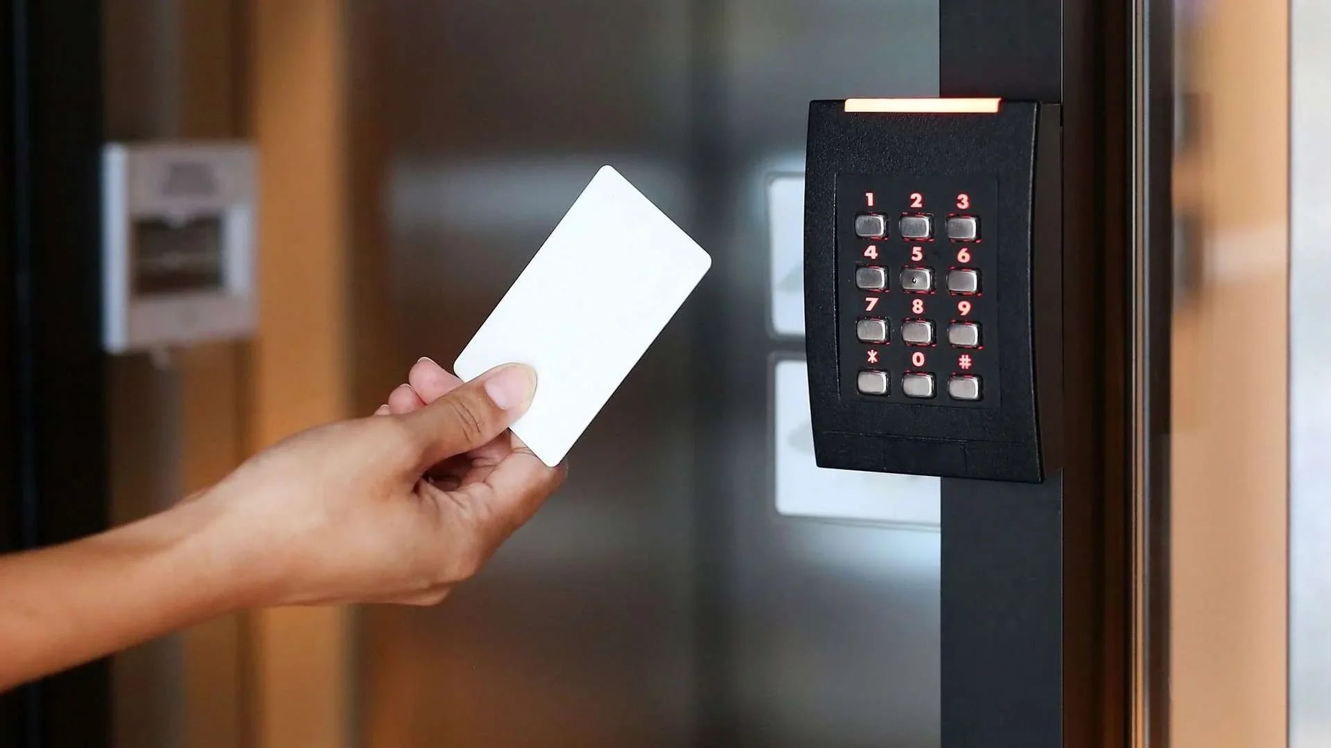 Asansörlerde Kartlı Geçiş Sistemi: Kurulum ve Çalışma Prensibi